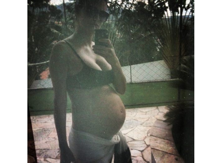 Est&aacute; chegando a hora! Carol Francischini mostra barrig&atilde;o na internet