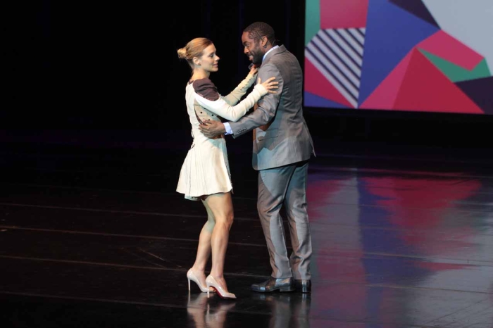 Carol Dieckmann dan&ccedil;a no palco e quase mostra muito - Foto 1 ...