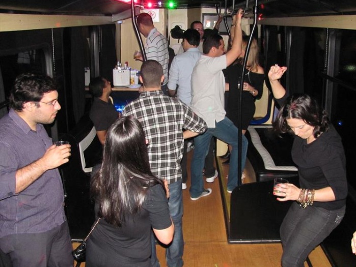 Com pista de dan&ccedil;a e pole dance, &ocirc;nibus vira boate para festas no ...