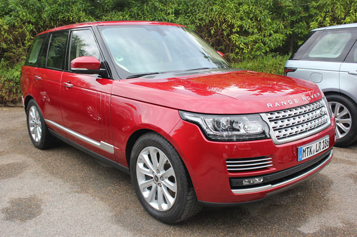 A Land Rover escolheu o relevo acidentado do Marrocos para apresentar o novo Range Rover Vogue. Com a estrutura feita de alumínio, o SUV ficou até 420 kg m...