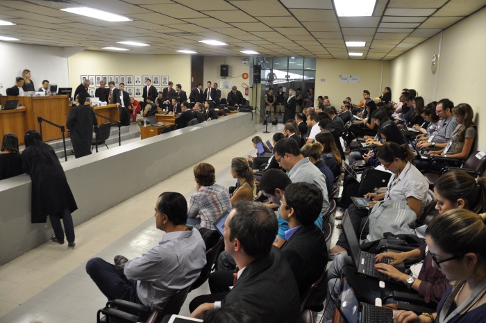 Boato de suic&iacute;dio de Bruno causa tumulto no f&oacute;rum de Contagem ...