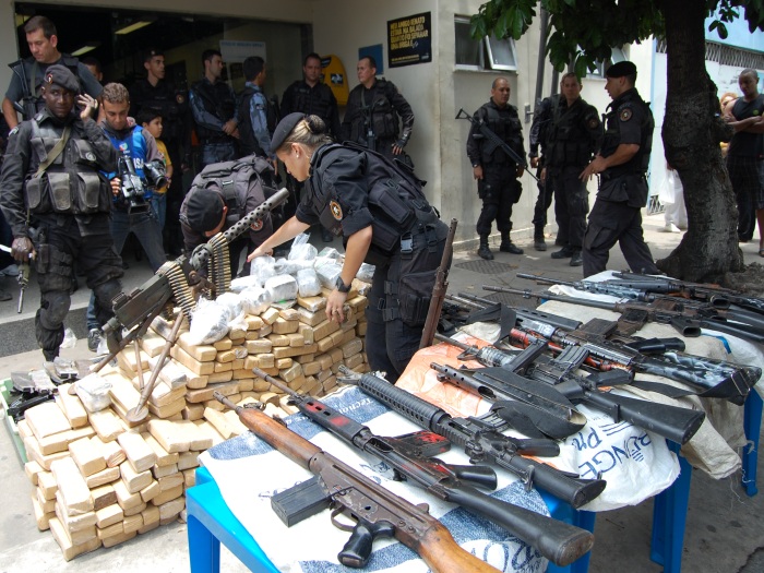 Bope apreende 13 armas e 500 kg de maconha na Mar&eacute; - Rio de ...
