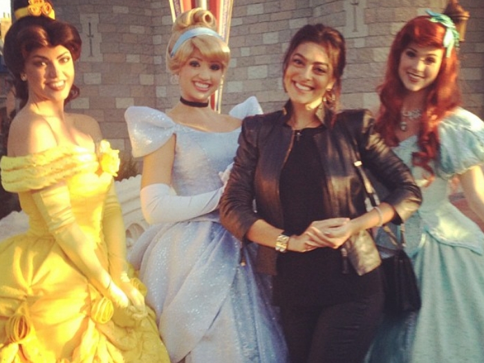 Juliana Paes posa com as princesas da Disney em sua viagem aos Estados Unidos (Reprodução/Instagram) juliana paes - poster