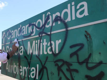 Vandalismo e ação do tempo danificam 200 placas de trânsito por mês no DF