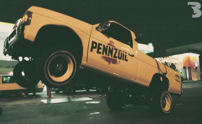 Com suspensão modificada, veículos Low Rider pulam alto — ou andam colados no chão (Reprodução/Videlog) Bufalos