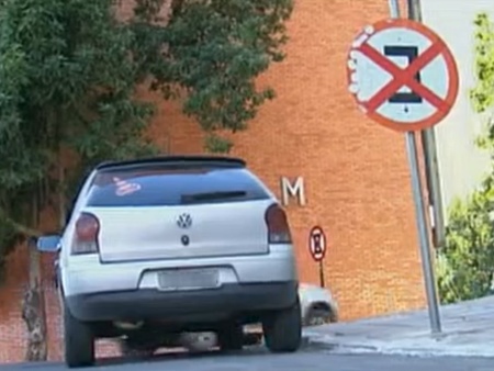 Operação multa e guinha veículos estacionados irregularmente