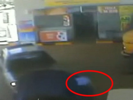 Motorista de caminhonete atropela frentista dentro de posto de gasolina e foge sem prestar socorro