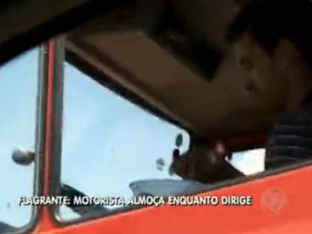 Motorista é flagrado enquanto dirige um caminhão e almoça uma marmita