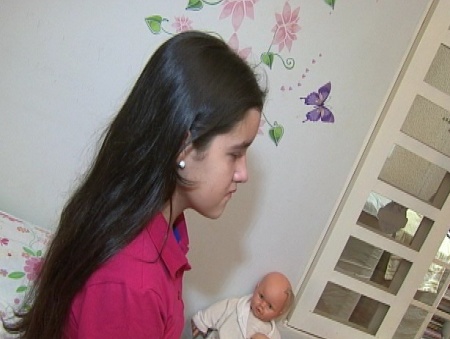 Menina de 12 anos corta cabelo para doar a paciente de câncer
