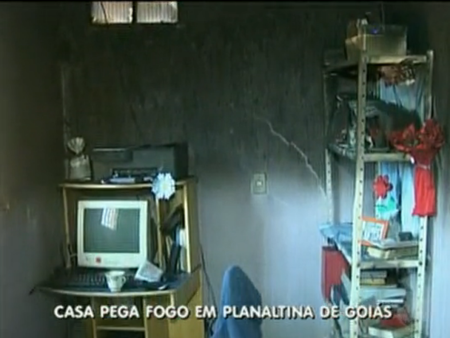 Casa pega fogo em Planaltina de Goias
