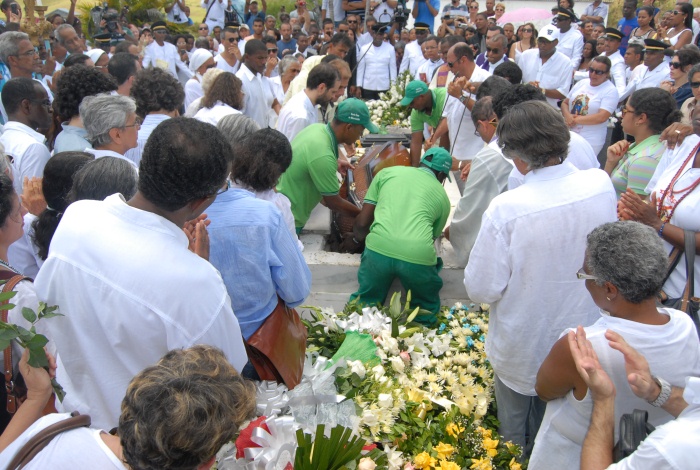 Corpo de Dona Canô é sepultado no Cemitério Municipal de Santo Amaro da Purificação (Romildo de Jesus/Estadão Conteúdo) donacano-sepultamento