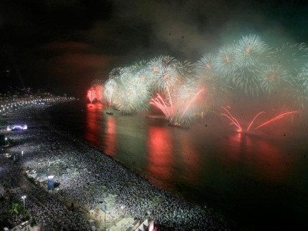 Vai passar o R&eacute;veillon em Copacabana? Confira os shows e saiba ...