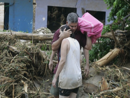 Chuva deixa um morto em Duque de Caxias e alaga Xer&eacute;m - Not&iacute;cias