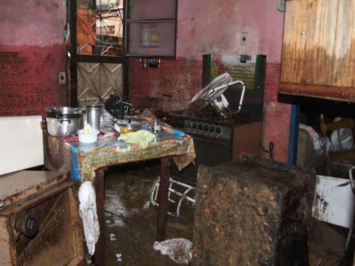Moradores de Xer&eacute;m perdem tudo ap&oacute;s &aacute;gua de chuva invadir suas ...