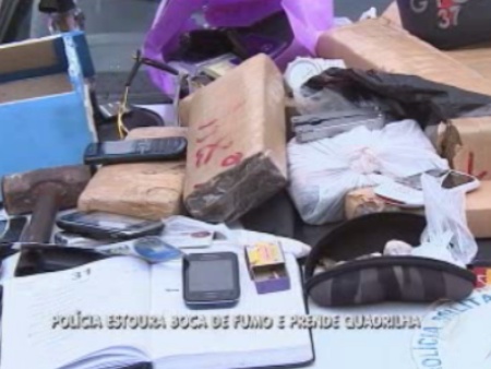 Com eles, polícia encontrou drogas, R$ 450 em dinheiro, uma nota falsa de R$ 100, caderno, faca, marreta, balança de precisão, dólares e até notas de pesos colombianos