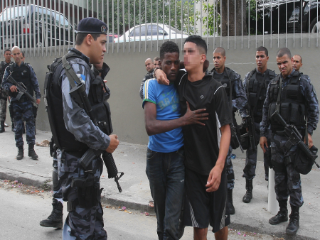 Polícia prende 8 suspeitos de tráfico e apreende dois adolescentes em operação no Lins