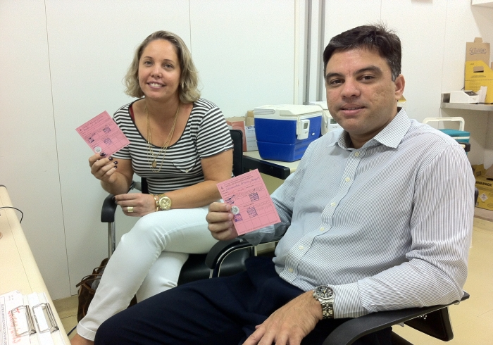 Beila Martins, 37 anos, e Alessandro Mesquita, 40 anos, procuraram o Ambulatório do Viajante antes de fazer uma viagem em que passariam 30 dias visitando os EUA e o México
(Paulo Mondego / R7 DF)
viajantes vacinas