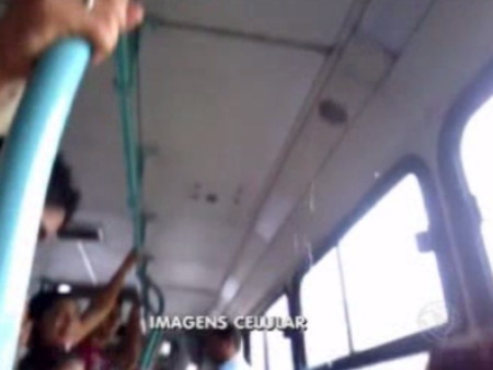 Imagens feitas de celular mostram chuva caindo dentro do ônibus