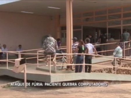 Irritada com a demora do atendimento, paciente quebra ...
