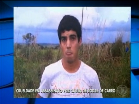 Suspeito contou, com detalhes, como deu uma facada na nuca da empresária: "Ela estava deitada. Ela só falou "ai" e caiu"
(Reprodução/TV Record Brasília)
Jovem confessa assassinato e diz como a empresária foi violentada e queimada ainda viva