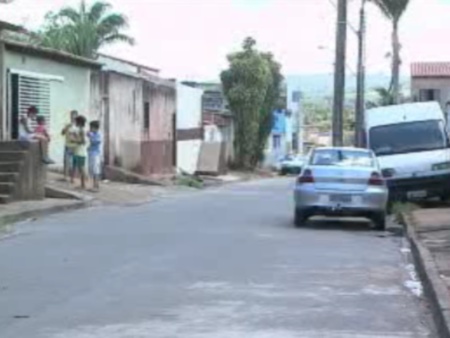 Postes ficam no meio da rua em Planaltina