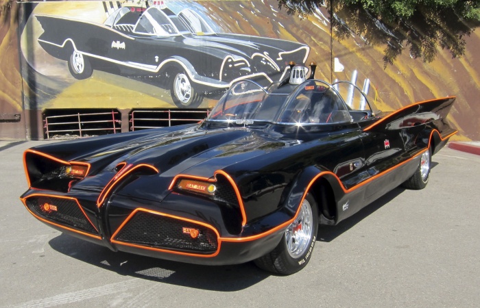 AP Um dos carros mais famosos da televisão acaba de ganhar um novo dono. Criado por George Barris, o Batmóvel usado na série de televisão da década de 60 foi ...