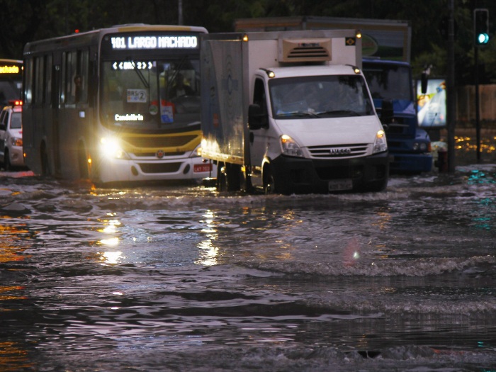 Temporal complica o tr&acirc;nsito no Rio - Foto 1 - Rio de Janeiro - R7