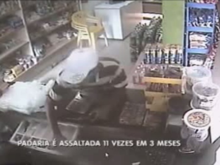 Bandido ameaça funcionária com arma e leva R$ 150 do caixa