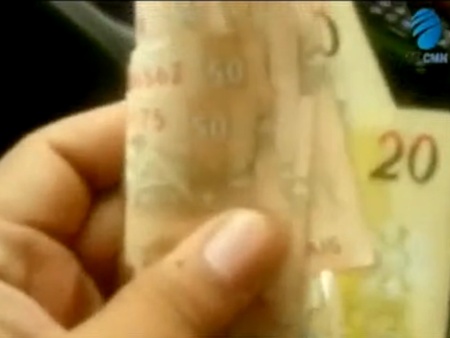 Vídeo mostra momento em que um homem preso com droga tenta subornar a polícia