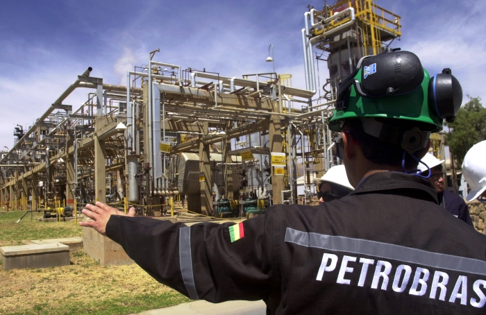 Boliviano na sede da Petrobras; em 2006, relações de Brasil e Bolívia se abalaram com tentativa de nacionalização
