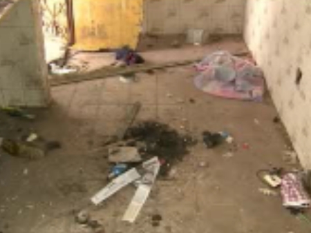 Casa está abandonada há mais de um ano. Moradores de rua usam o local para consumir drogas