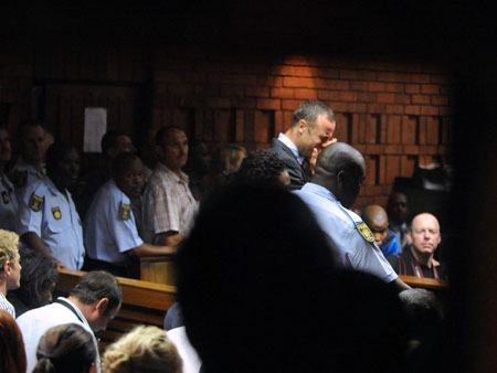 Oscar Pistorius rejeita acusa&ccedil;&atilde;o de assassinato de forma contundente