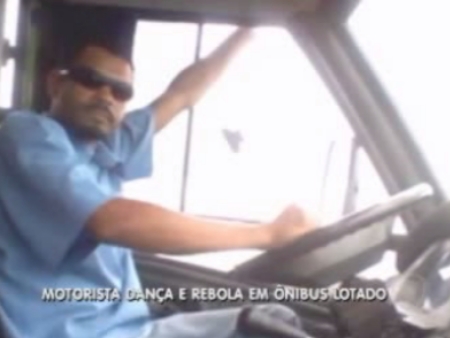 Em determinado momento, motorista rebola, dança e levanta uma das mãos enquanto dirige
(Reprodução/TV Record Brasília)
Em determinado momento, motorista rebola, dança e levanta uma das mãos enquanto dirige