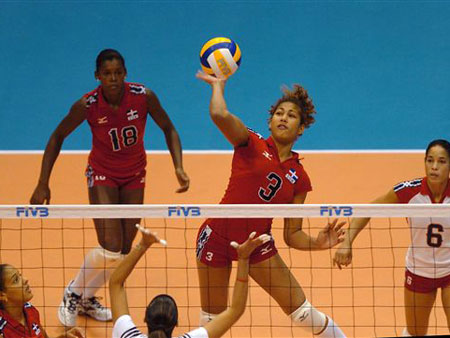 Com fratura exposta, jogadora treinada por brasileiro grita de dor ...