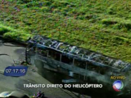 Bombeiros conseguiram controlar o incêndio. Ônibus ficou totalmente destruído