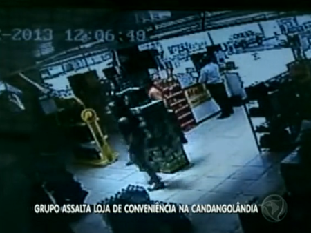 Era pouco mais de meio-dia quando três pessoas entraram na loja, supostamente para fazer compras.
(Reprodução/TV Record)
tv