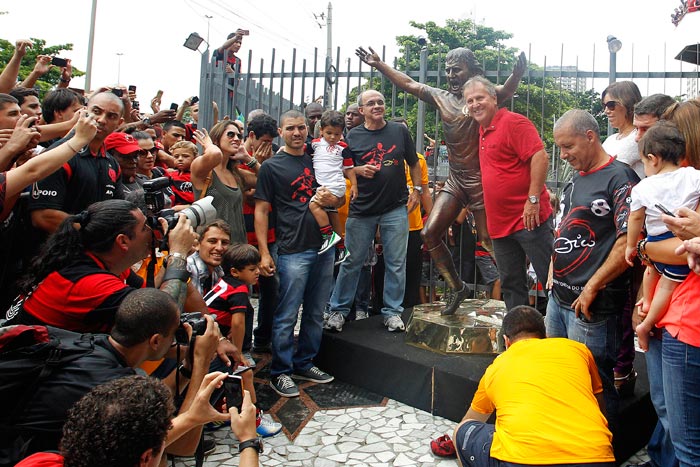 Flamengo inaugura est&aacute;tua para Zico na G&aacute;vea - Foto 1 - Futebol - R7