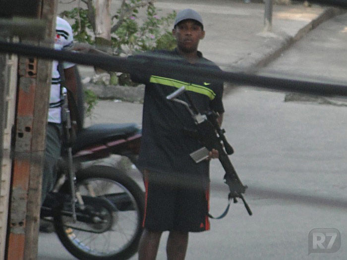 Antes da ocupa&ccedil;&atilde;o, traficantes do Caju desafiavam a pol&iacute;cia - Not&iacute;cias