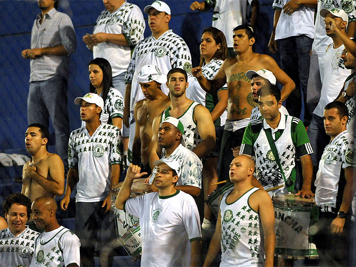 Jogadores do Palmeiras s&atilde;o agredidos por torcedores de ...