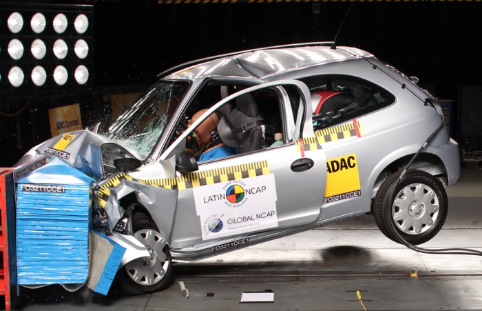 Um dos primeiros a ser testados pelo LatinNCAP, o Chevrolet Celta ganhou apenas uma estrela para a proteção aos ocupantes do banco dianteiro — a nota máxim...