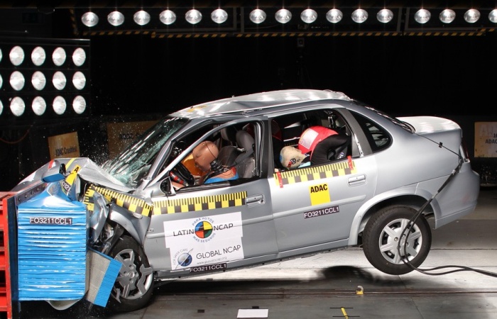 Com uma das piores notas do LatinNCAP, o Chevrolet Classic "bombou" por não ter airbag — o item é oferecido como opcional, junto com o ABS, e a dupla só se...