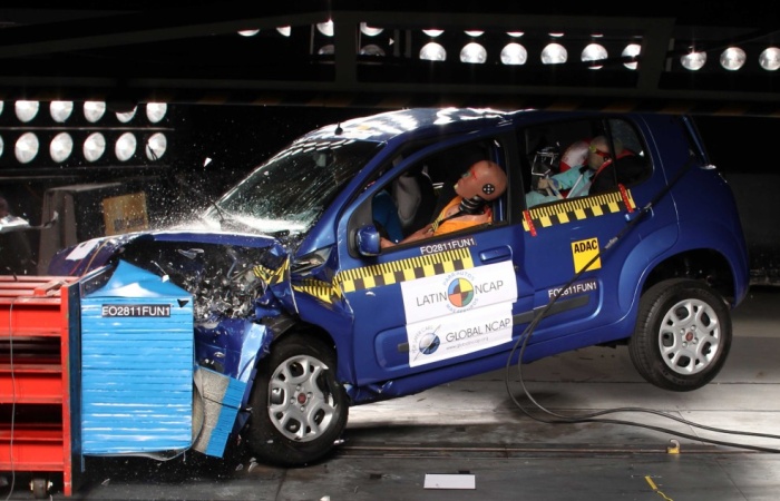 Por ser um projeto atual o novo Fiat Uno decepcionou nos testes, ganhando apenas uma estrela. É verdade que a versão testada não tinha airbag — o equipamen...