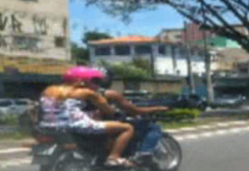 Casal transporta crian&ccedil;a de tr&ecirc;s anos sem capacete em moto ...
