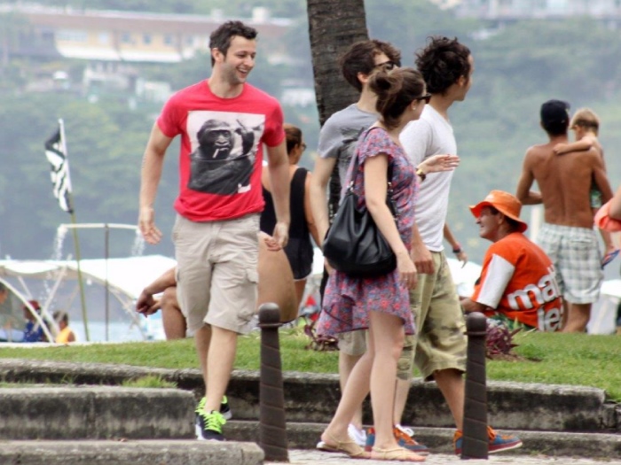 Sem Sandy, Lucas Lima se diverte com amigos no Leblon ...