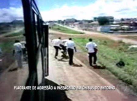 Quatro pessoas que seriam funcionários da empresa de ônibus cercam passageiro e o espancam