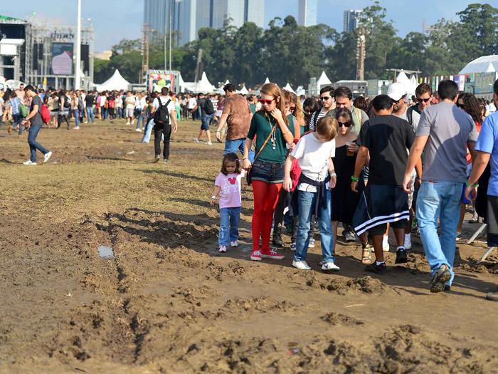 Segundo dia de Lollapalooza Brasil come&ccedil;a com filas e lama ...