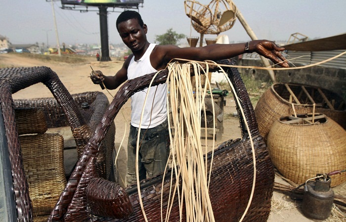 Akintunde Akinleye/Reuters O nigeriano Ojo Obaniyi ficou famoso na África e munidalmente neste início de ano após usar, de forma criativa e inusitada, suas habilidades como artesão.
...