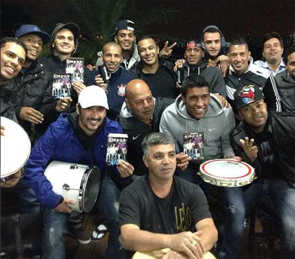 Corintianos curtem pagode e cerveja ap&oacute;s treino no CT - Futebol - R7