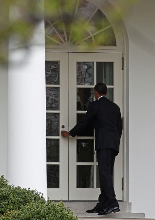 Mundo | Obama volta de viagem e encontra Casa Branca trancada