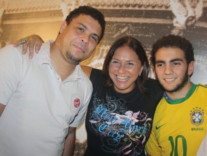 Em abril, Ronaldo cumpriu agenda no Pará durante evento da empresa de telefonia que o patrocina. Ele se encontrou Fafá de Belém e posou para fotos com a ca...